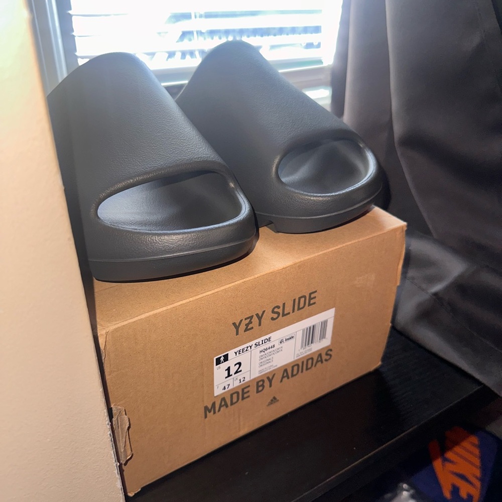Deadstock Yeezy Slides Onyx Color way Size12